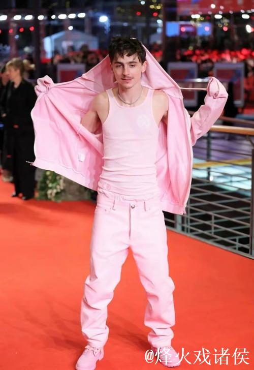 好莱坞明星“甜茶”全红造型出街，戴拜仁手套引关注