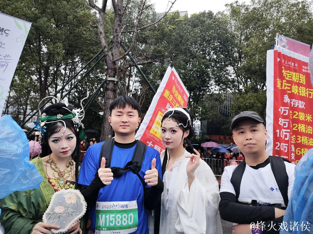 球迷热情支持,万州三峡银行队暂处劣势 球迷热情支持,万州三峡银行队暂处劣势