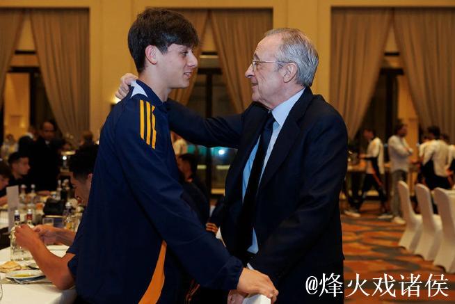 赛前传统环节:弗洛伦蒂诺与曼城CEO索里亚诺交流互动 赛前传统环节:弗洛伦蒂诺与曼城CEO索里亚诺交流互动